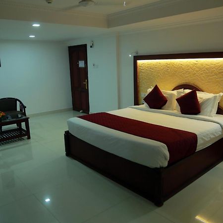 Hotel Savera Park Thrissur Екстериор снимка