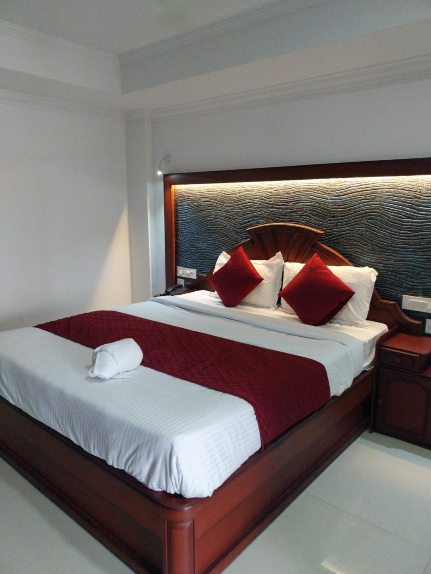 Hotel Savera Park Thrissur Екстериор снимка