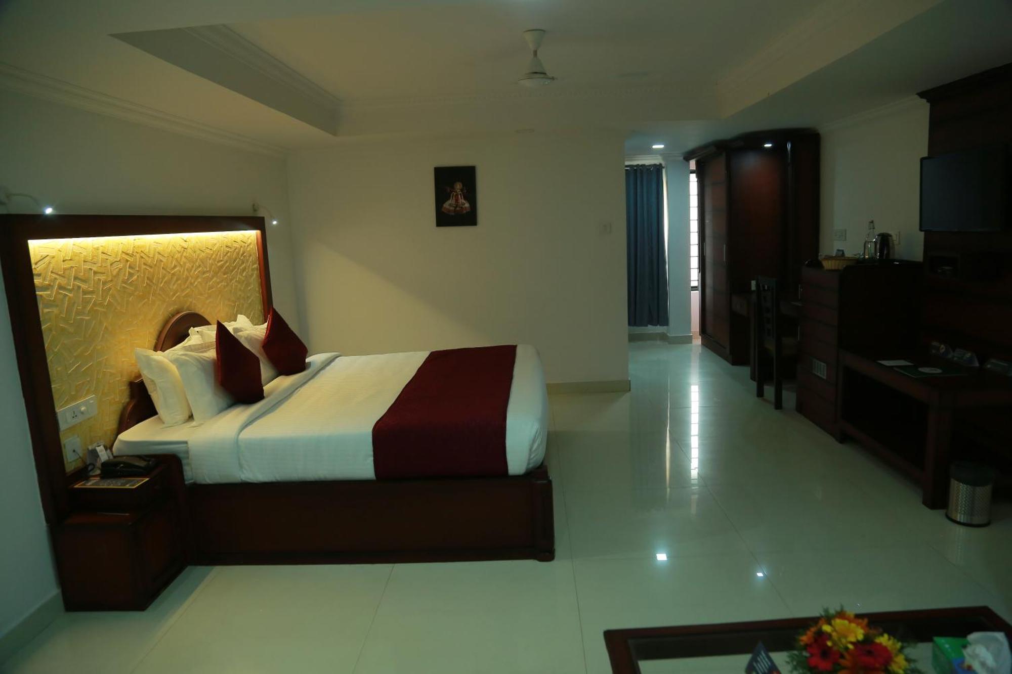 Hotel Savera Park Thrissur Екстериор снимка