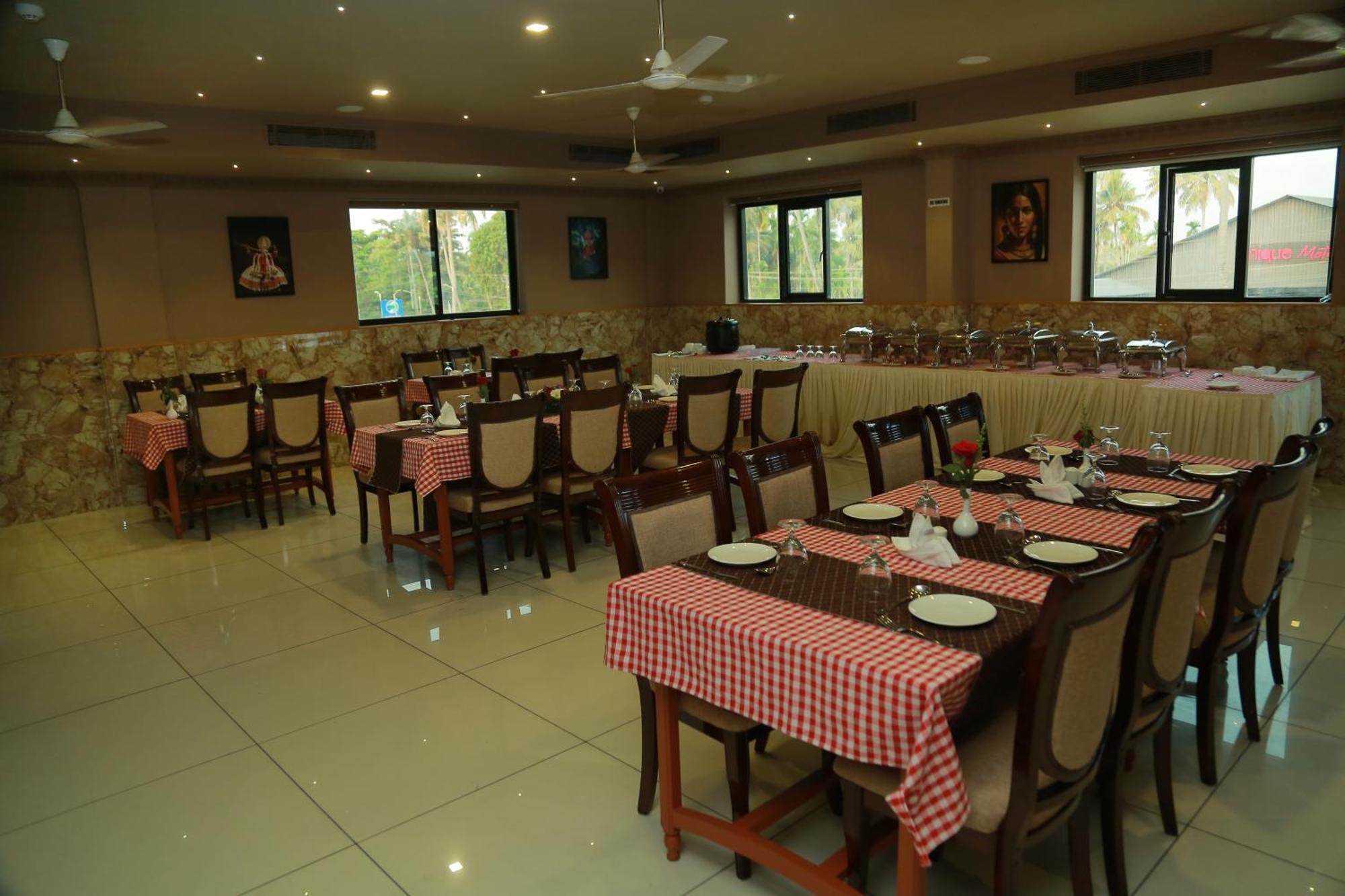 Hotel Savera Park Thrissur Екстериор снимка