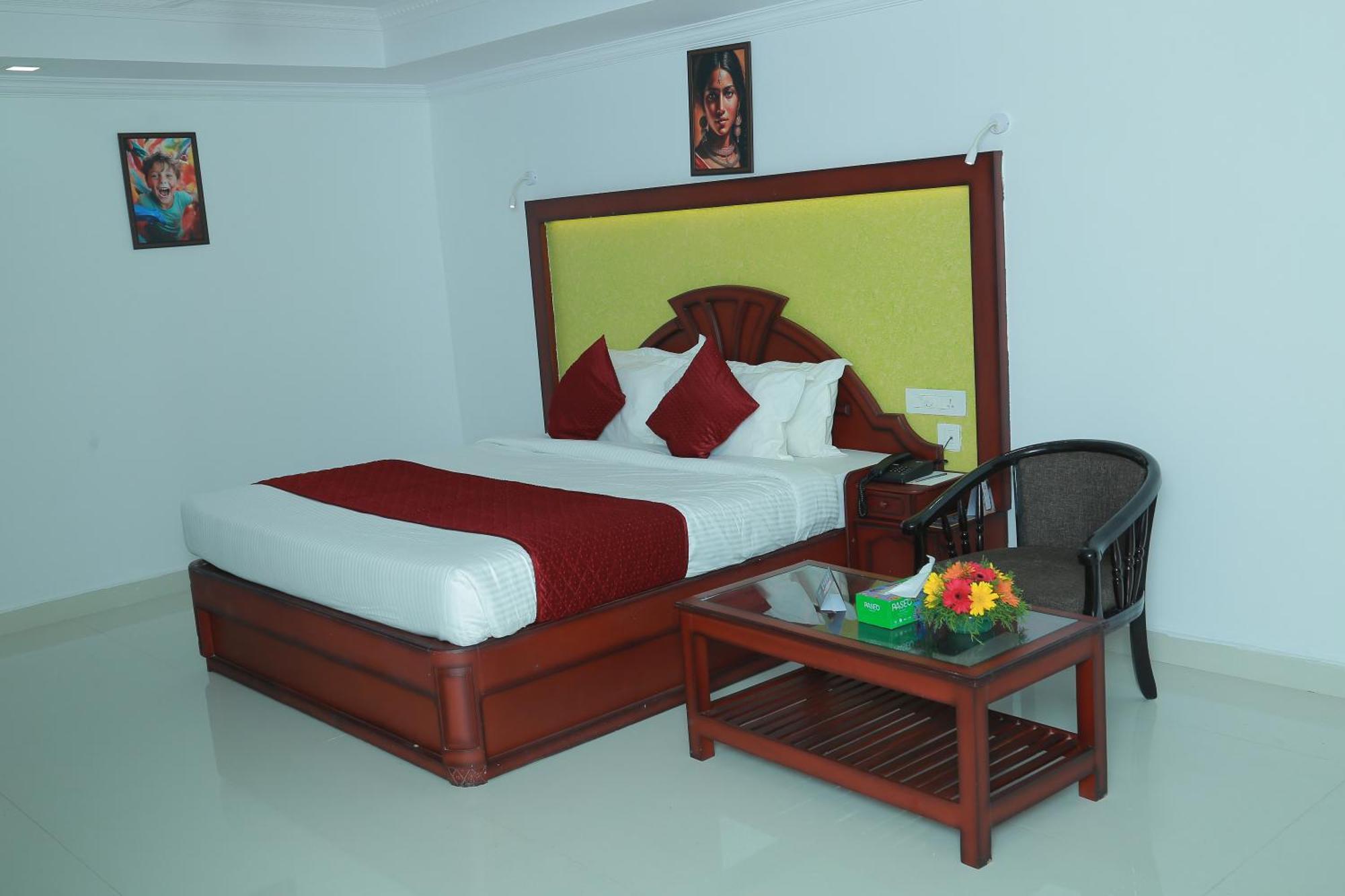 Hotel Savera Park Thrissur Екстериор снимка